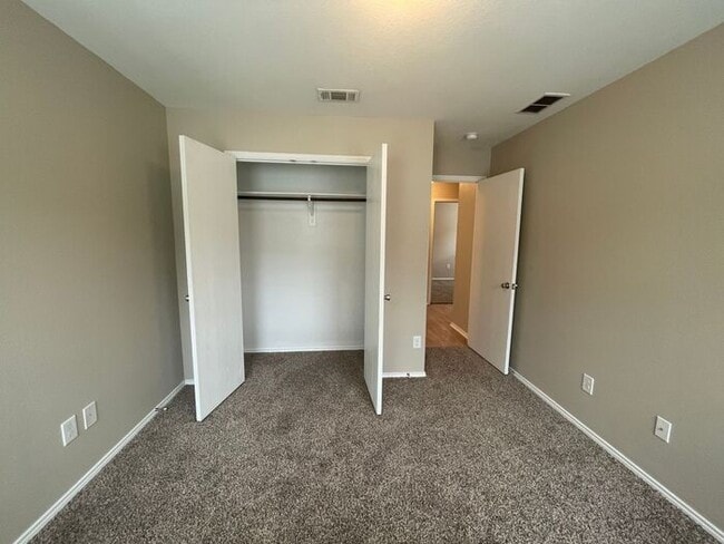 Building Photo - Perfect 3 Bedroom 2 Bath Home! GREAT Fort Worth Location -- Stainless Steel Kitchen Appliances In...