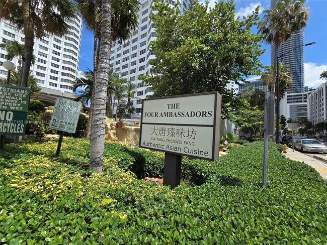 Building Photo - 999 Brickell Bay Dr