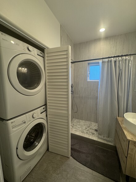 laundry center in the bathroom - 648 E Fairview Blvd