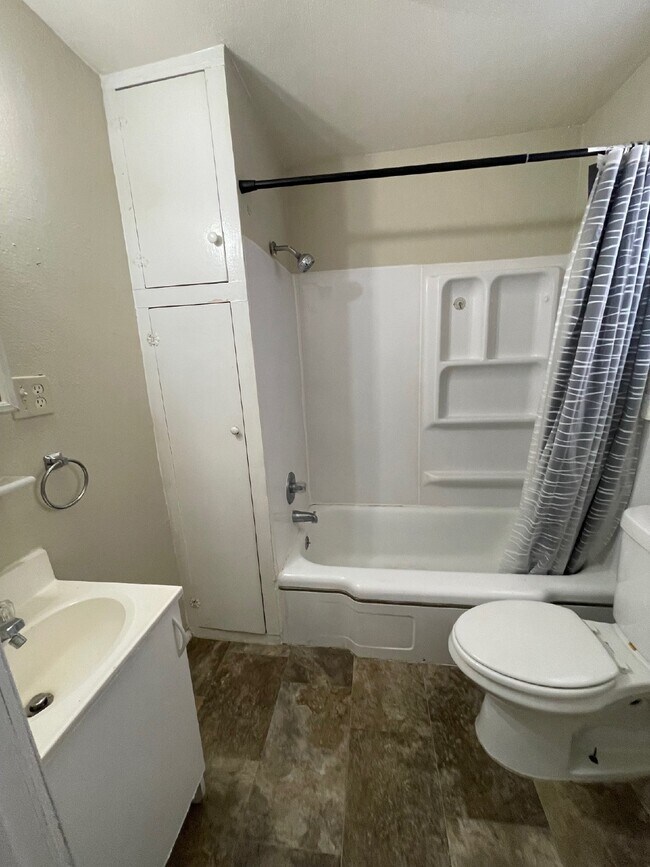 Building Photo - Quant 1 Bedroom, 1 Bathroom Single family home with fenced yard