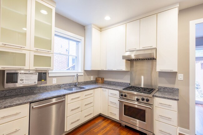 Building Photo - Beautiful 4 BR/3.5 BA Townhome in Cathedra...