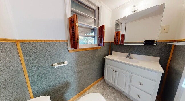 Building Photo - 330 Webster Pl