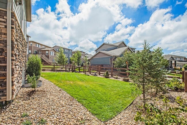 Building Photo - Elegant and spacious home with mountain vi...