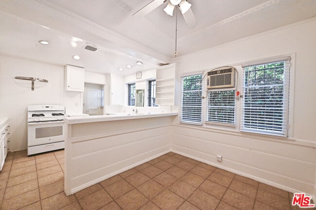 Building Photo - 361 N Mansfield Ave