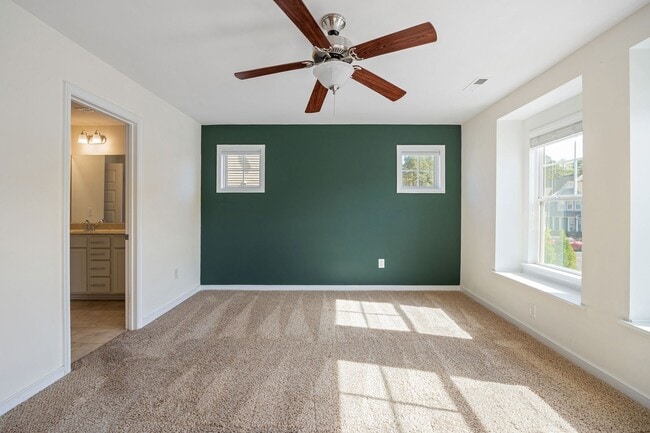 Building Photo - 3 Bedroom Corner Townhome!!! Available Early-Mid April****