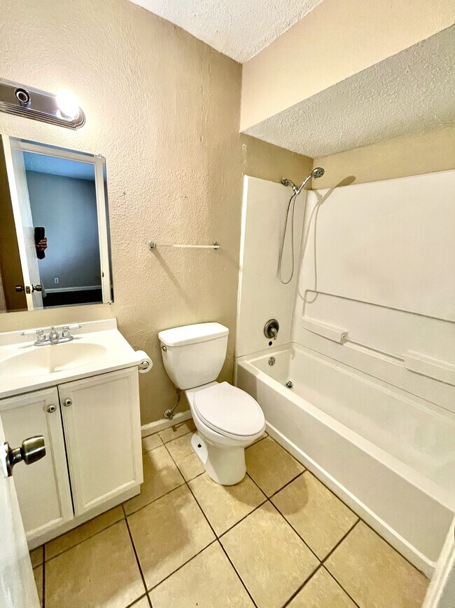 Building Photo - 1078 Honey Tree St