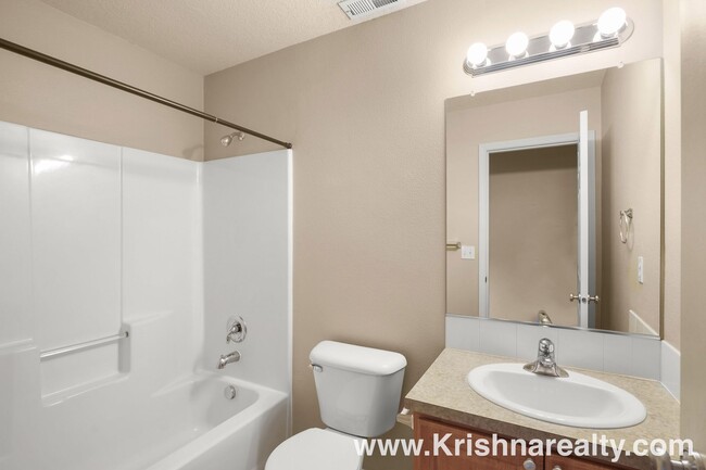 Building Photo - Lovely 3 BD* 2.5 Arbor Station Townhome Av...