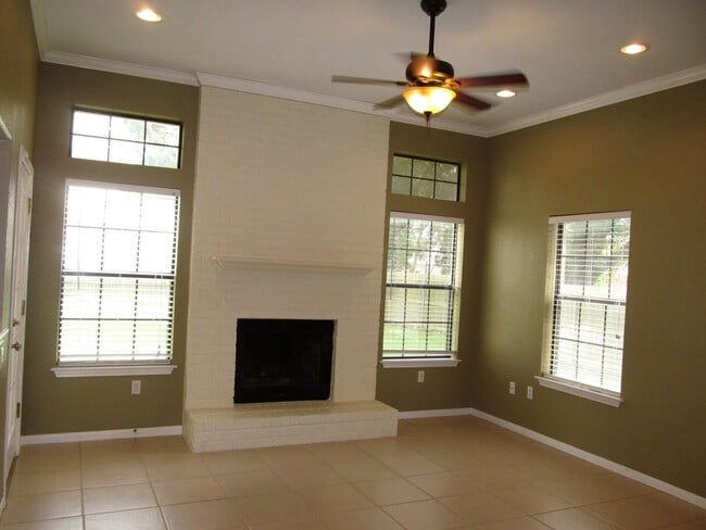 Building Photo - LARGE 4 BEDROOM NEAR LAKE