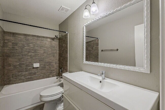 Building Photo - 841 N Hillridge