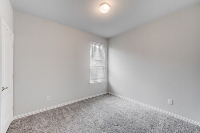 Building Photo - 1229 Red Hills Dr