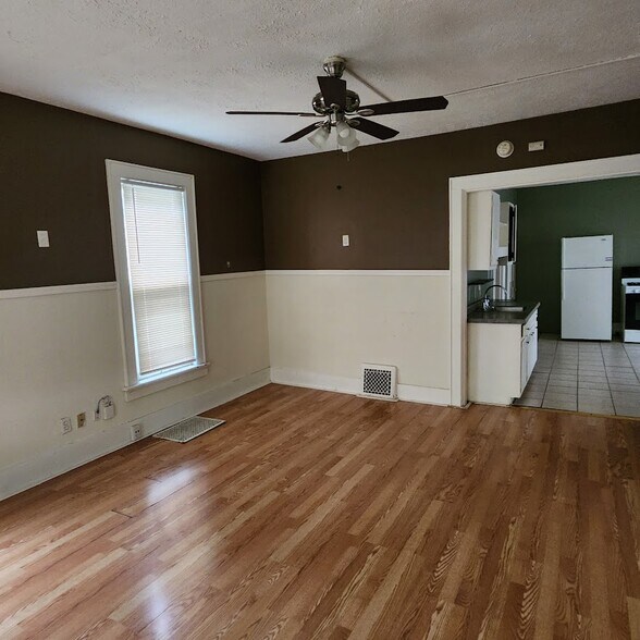 Building Photo - 218 Bingham St