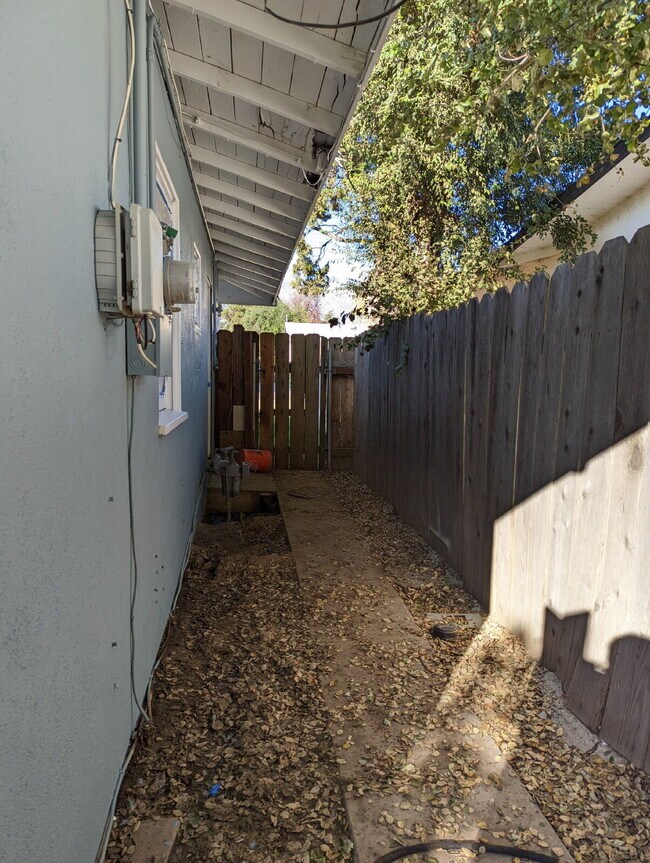 Building Photo - 2 br + bonus living area, in a quiet neighborhood near the 10 fwy