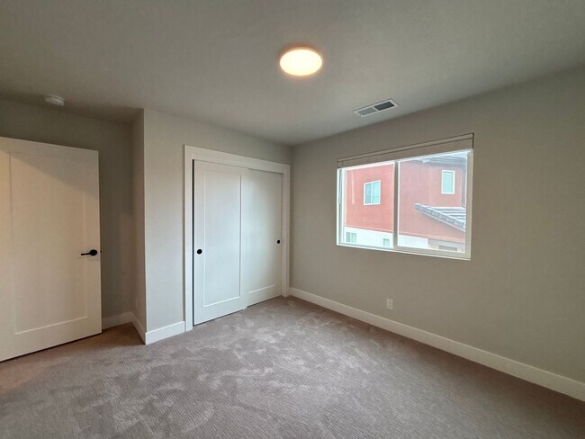 Building Photo - BRAND NEW END TOWNHOME FOR RENT!