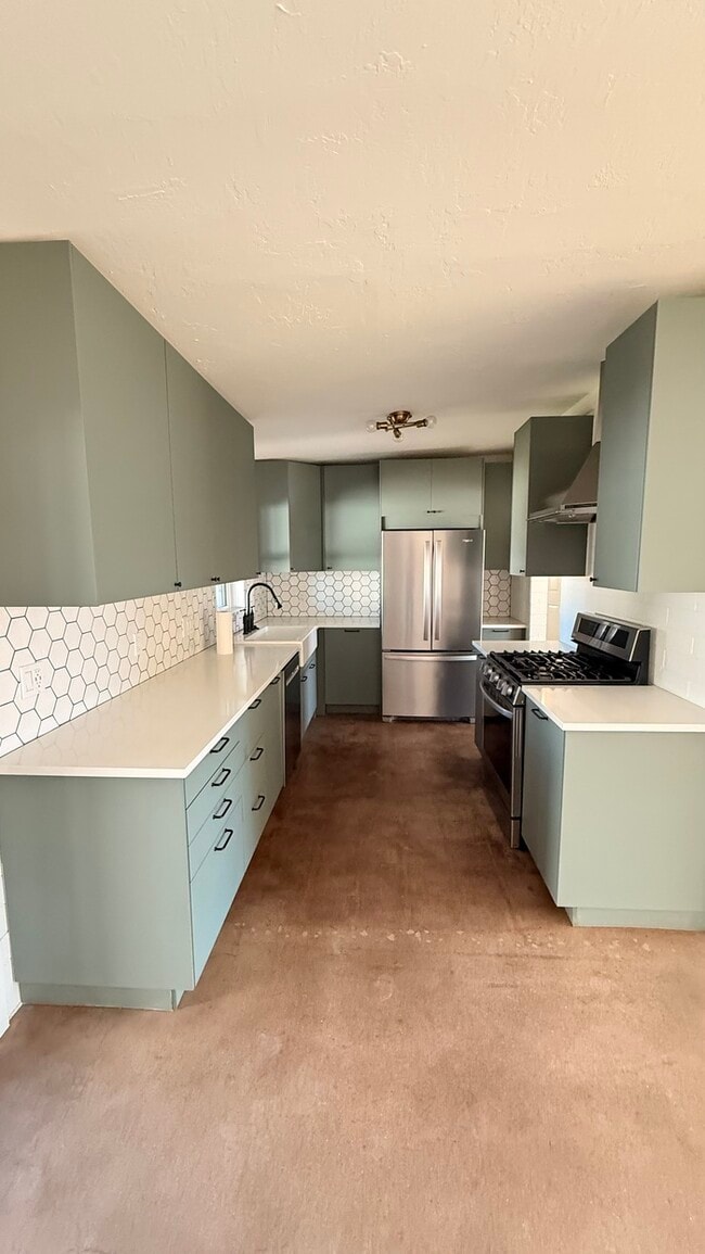 Building Photo - Mountain Views and Huge Yard