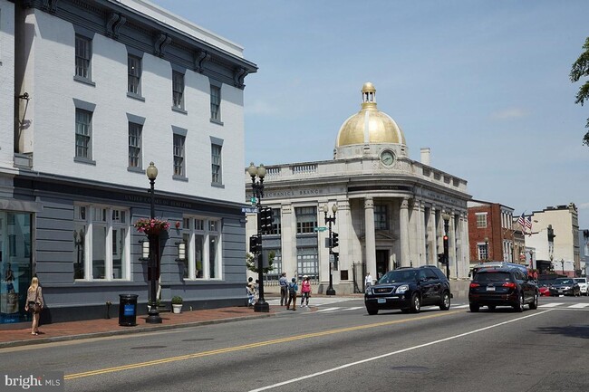 Building Photo - Georgetown East Village gem with PARKING