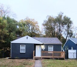 Building Photo - Cozy 2 Bedroom Home