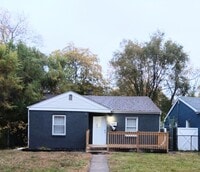 Building Photo - Cozy 2 Bedroom Home