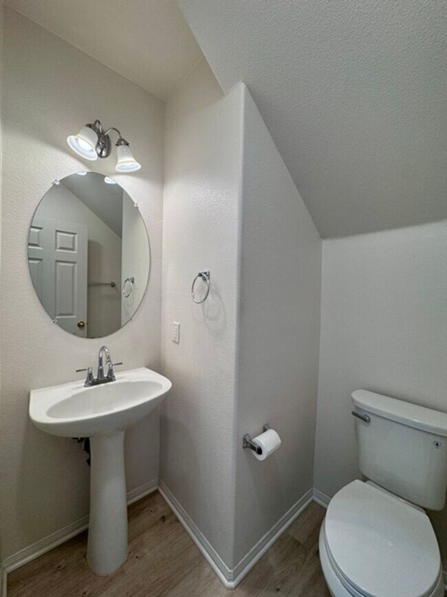 Building Photo - Beautiful 3 Bedroom two story South Temecu...