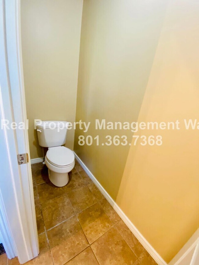 Building Photo - 5 Bedroom 3 Bathroom Riverton Home!