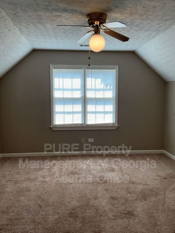 Building Photo - 743 Helga Dr NE