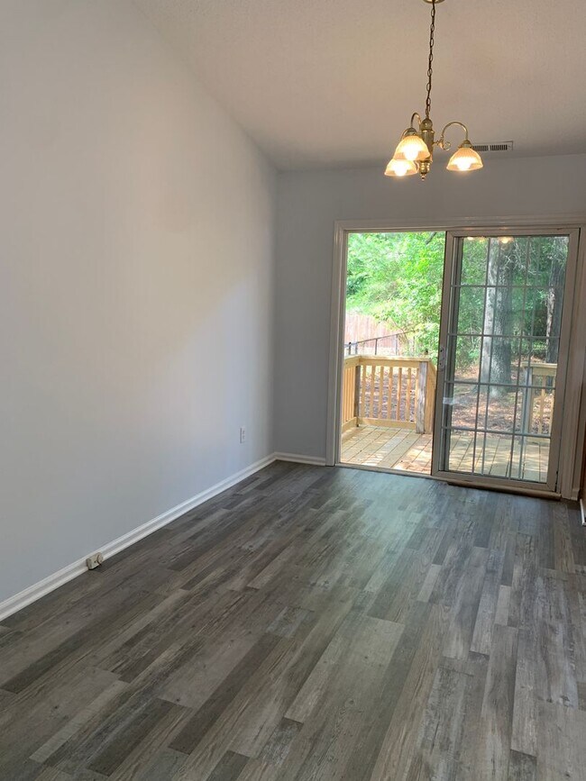 Building Photo - 211 Friendly Ln