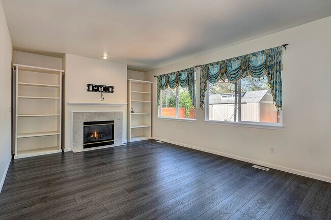 Building Photo - Mountlake Terrace Two Story Home