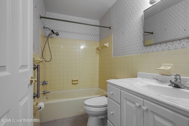 Building Photo - 302 Emerald Pl E