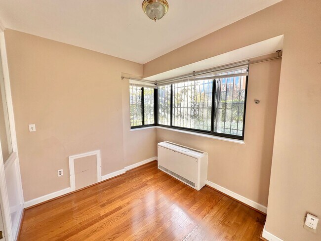 Building Photo - FREE RENT! Spectacular Scott Circle Solari...