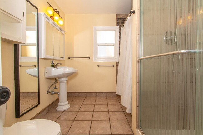 Building Photo - Well Maintained & Bright Detached 2 bed / 1 bath Home In Quiet Neighborhood of North Park - Peak ...