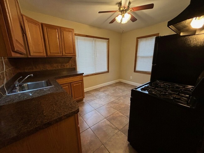 Building Photo - 920 E Mapledale Ave