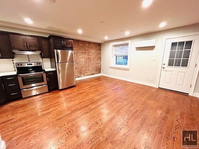 Building Photo - Enormous Striver's Row 2 Bedroom/Flex 3 Du...