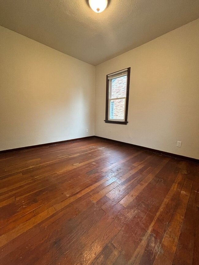 Building Photo - Charming 2 Bedroom 1 Bath Single Family Ho...