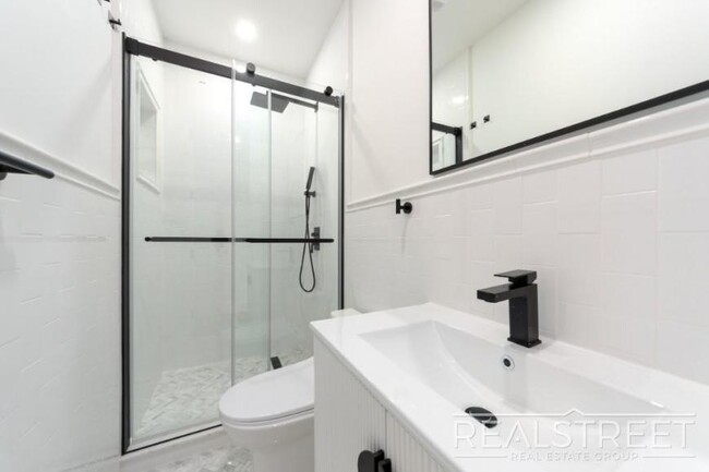 Building Photo - 2 bedroom in BROOKLYN NY 11233