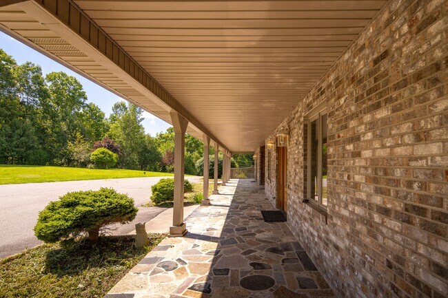 Building Photo - tripl411