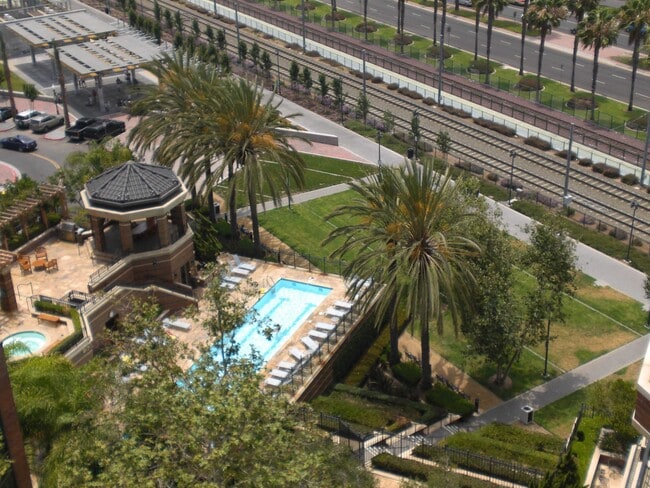 Building Photo - 500 W Harbor Dr