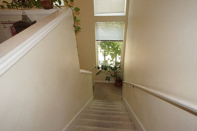 Building Photo - Beautiful Beaverton Townhouse