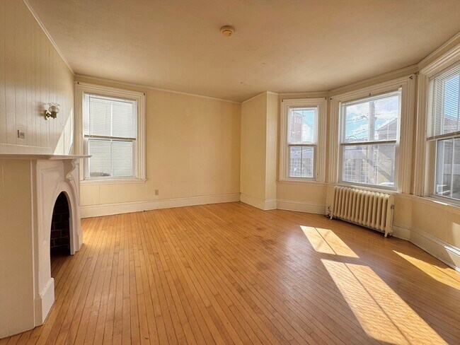 Primary Photo - 30 Crescent St