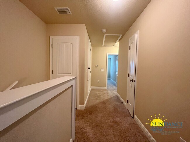 Building Photo - Reserve Pointe Townhome with Community Pool!