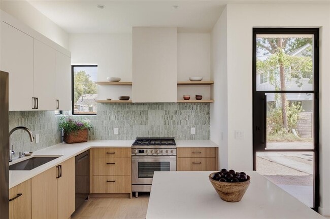 Building Photo - 2206 Holly St