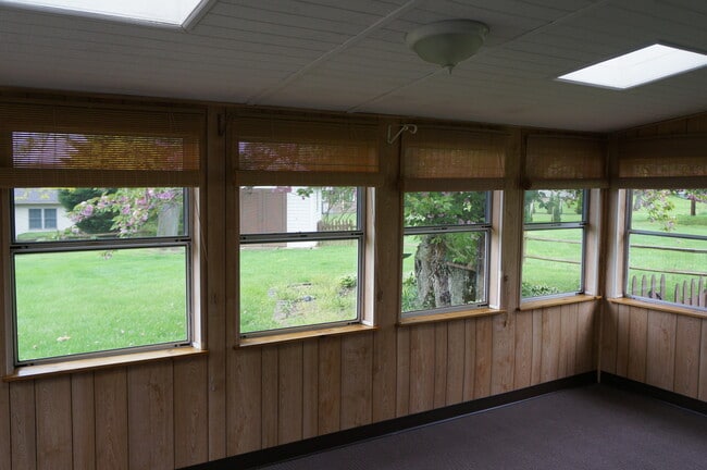 Building Photo - 140 Greenleaf Rd