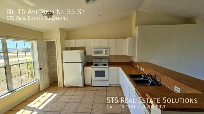 Building Photo - 1505 NE 35th St