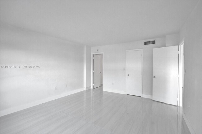 Building Photo - 4164 Inverrary Dr