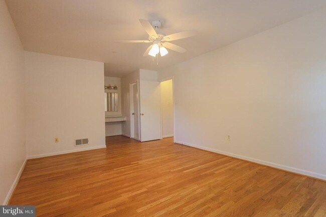 Building Photo - 6431 Brentford Dr
