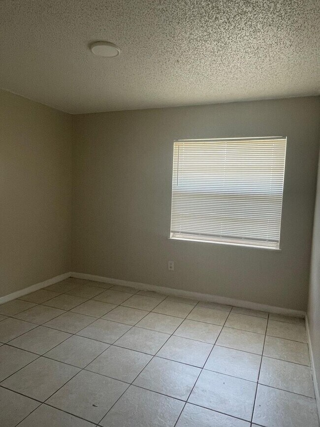 Building Photo - 2221 Leo Dr