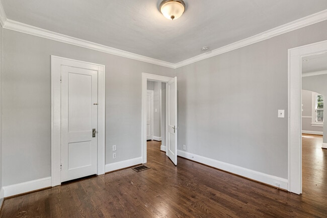 Building Photo - 666 Yorkshire Rd NE