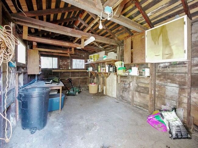 Building Photo - 2 Bed 1.5Bath Single-family House Availabl...