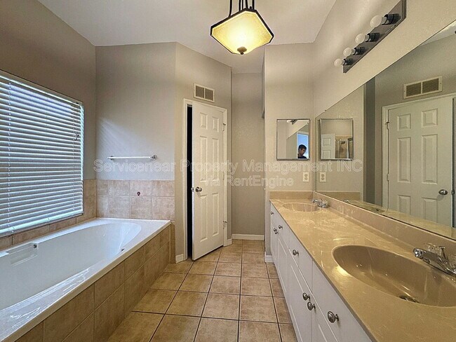 Building Photo - 10841 Dragonwood Dr