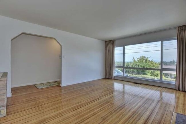 Building Photo - 3 bed 2 bath home for rent in San Mateo