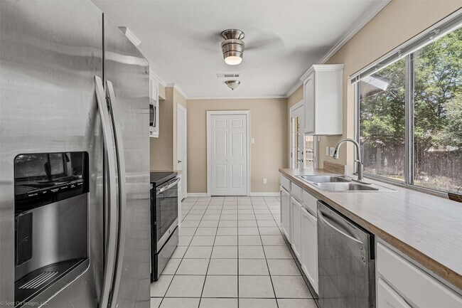 Building Photo - 214 Mapleridge Dr