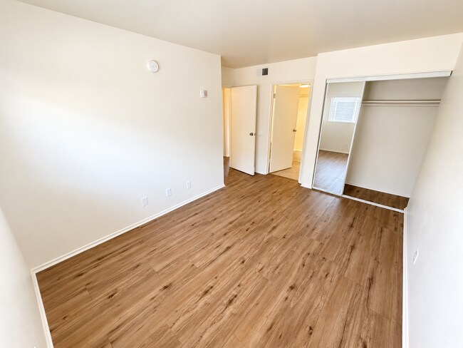 Building Photo - 11441 Oxnard St